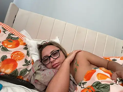petitelucyXoxx online show from 9, 5, 2026