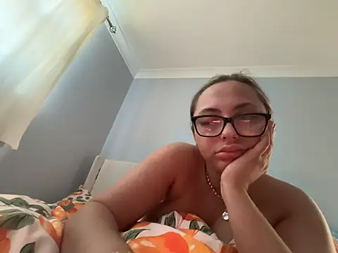 petitelucyXoxx online show from 28, 4, 2026