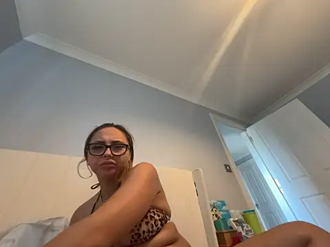 Snapshot of petitelucyXoxx chatting on 1, 6, 2026 petitelucyXoxx online show from 1, 6, 2026