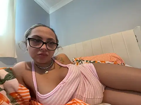 petitelucyXoxx online show from 7, 5, 2026