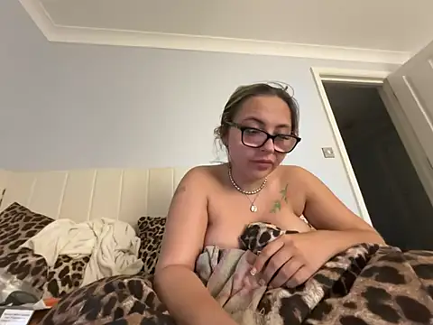 Snapshot of petitelucyXoxx chatting on 4, 7, 2026 petitelucyXoxx online show from 4, 7, 2026