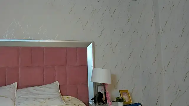 Snapshot of RobinBennett chatting on 10, 11, 2025 RobinBennett online show from 10, 11, 2025