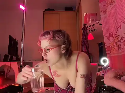 MystiqueRoxy online show from 3, 11, 2025