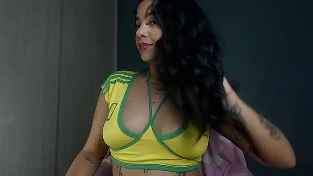 Snapshot of ObeyVal chatting on 9, 10, 2025 ObeyVal online show from 9, 10, 2025