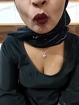 Itz Mayra  online show from 8, 11, 2025