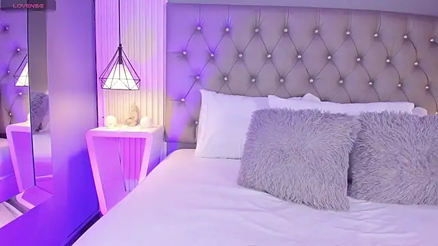 LunaBloomn online show from 9, 2, 2026