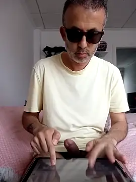 Snapshot of EmilioTaladdro chatting on 4, 5, 2026 EmilioTaladdro online show from 4, 5, 2026