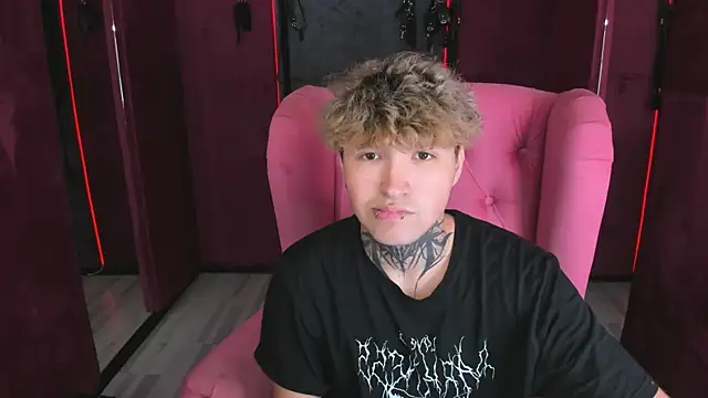Snapshot of JonnyDarka chatting on 4, 7, 2026 JonnyDarka online show from 4, 7, 2026