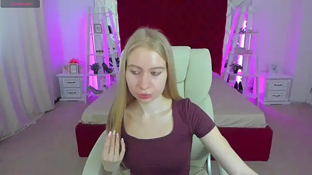 Snapshot of Alina_Blonde chatting on 11, 7, 2026 Alina Blonde online show from 11, 7, 2026