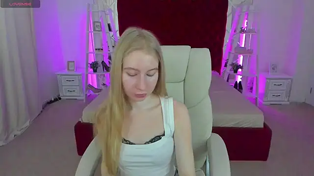 Snapshot of Alina_Blonde chatting on 9, 7, 2026 Alina Blonde online show from 9, 7, 2026