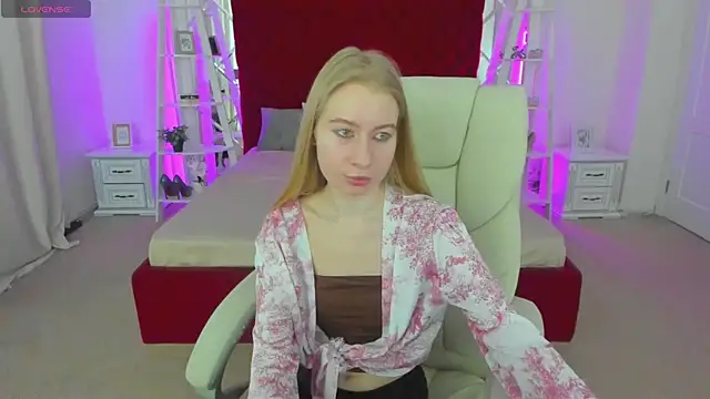 Snapshot of Alina_Blonde chatting on 14, 6, 2026 Alina Blonde online show from 14, 6, 2026