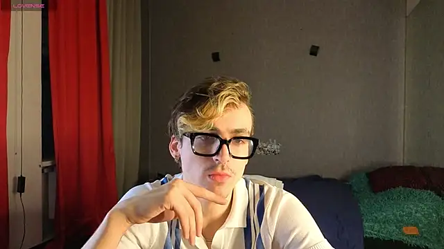 Snapshot of OLIVER__MARTINEZ chatting on 5, 10, 2025 OLIVER MARTINEZ online show from 5, 10, 2025