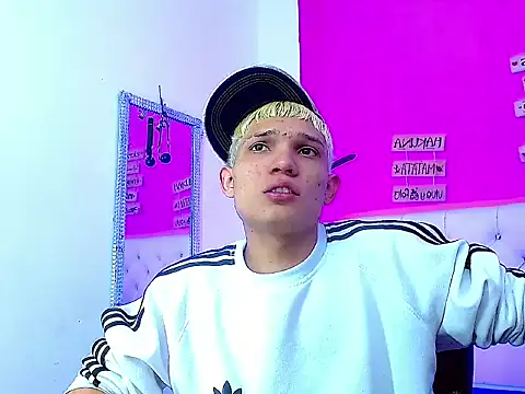 Snapshot of EL_VENEZOLANO_22CM chatting on 18, 10, 2025 EL VENEZOLANO 22CM online show from 18, 10, 2025