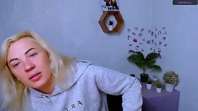 Snapshot of EmmaCat_ chatting on 16, 10, 2025 EmmaCat online show from 16, 10, 2025