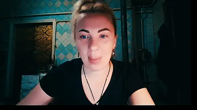 Snapshot of EmmaCat_ chatting on 28, 11, 2025 EmmaCat online show from 28, 11, 2025