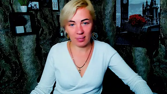 Snapshot of EmmaCat_ chatting on 12, 10, 2025 EmmaCat online show from 12, 10, 2025