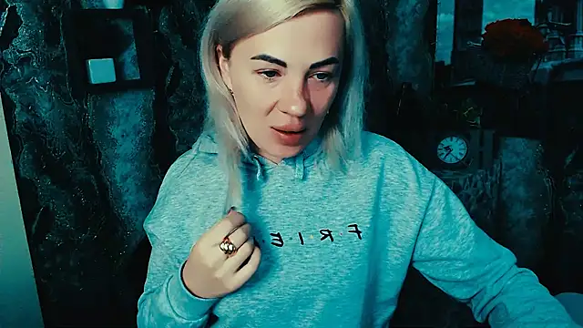 Snapshot of EmmaCat_ chatting on 27, 10, 2025 EmmaCat online show from 27, 10, 2025