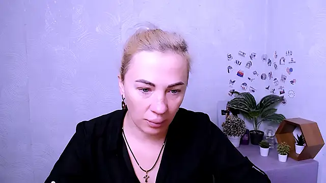 Snapshot of EmmaCat_ chatting on 5, 11, 2025 EmmaCat online show from 5, 11, 2025