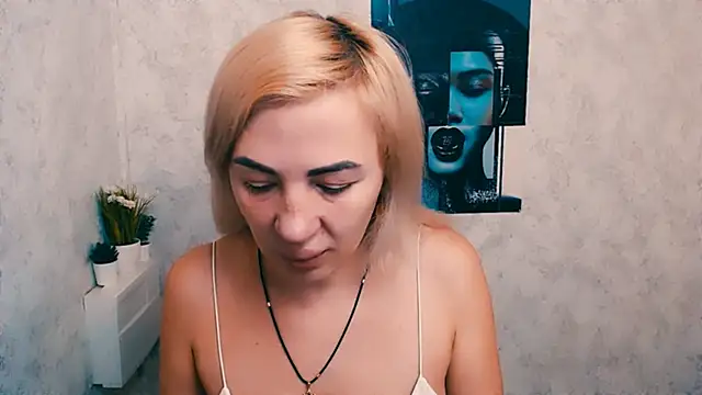 Snapshot of EmmaCat_ chatting on 1, 12, 2025 EmmaCat online show from 1, 12, 2025