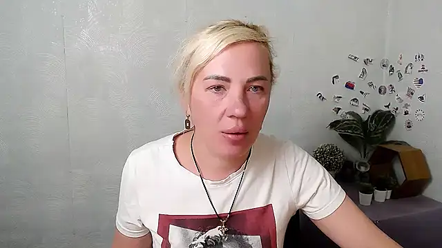 Snapshot of EmmaCat_ chatting on 7, 5, 2026 EmmaCat online show from 7, 5, 2026