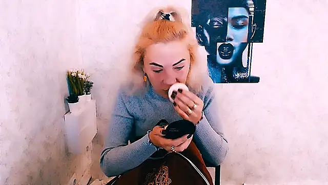 Snapshot of EmmaCat_ chatting on 14, 10, 2025 EmmaCat online show from 14, 10, 2025