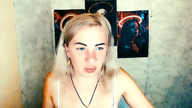 Snapshot of EmmaCat_ chatting on 10, 11, 2025 EmmaCat online show from 10, 11, 2025