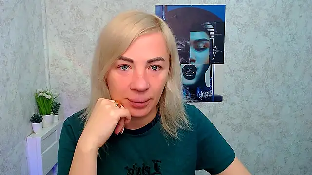 Snapshot of EmmaCat_ chatting on 14, 11, 2025 EmmaCat online show from 14, 11, 2025