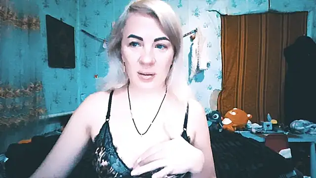 Snapshot of EmmaCat_ chatting on 15, 11, 2025 EmmaCat online show from 15, 11, 2025