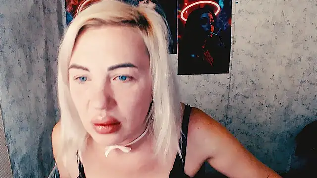 Snapshot of EmmaCat_ chatting on 29, 10, 2025 EmmaCat online show from 29, 10, 2025