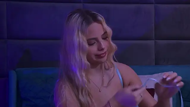 Snapshot of YssabelFox chatting on 9, 11, 2025 YssabelFox online show from 9, 11, 2025