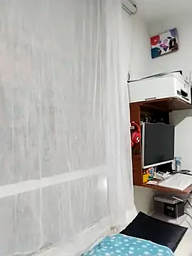 LaraCaliente online show from 13, 10, 2025