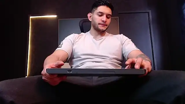 Snapshot of RichardMilleer chatting on 21, 10, 2025 RichardMilleer online show from 21, 10, 2025