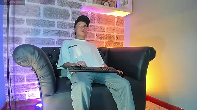 Snapshot of kevinn_blue1 chatting on 30, 10, 2025 kevinn blue1 online show from 30, 10, 2025