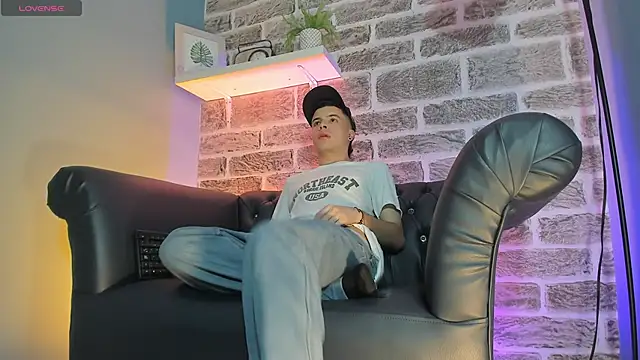 Snapshot of kevinn_blue1 chatting on 28, 10, 2025 kevinn blue1 online show from 28, 10, 2025