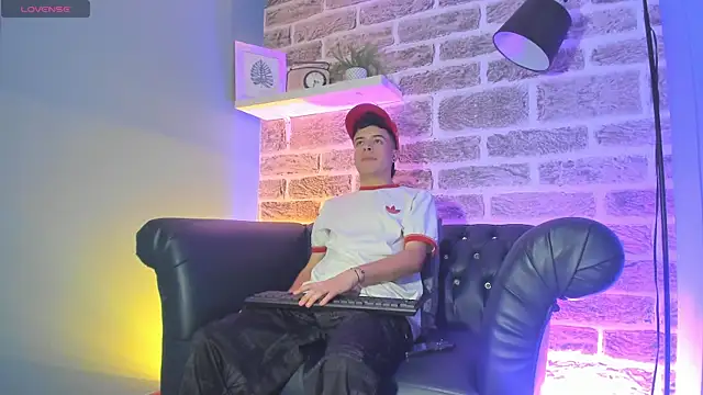 Snapshot of kevinn_blue1 chatting on 17, 11, 2025 kevinn blue1 online show from 17, 11, 2025