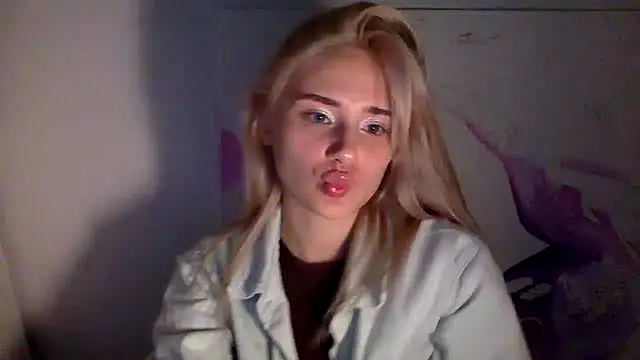 Snapshot of Rosvann chatting on 15, 10, 2025 Rosvann online show from 15, 10, 2025