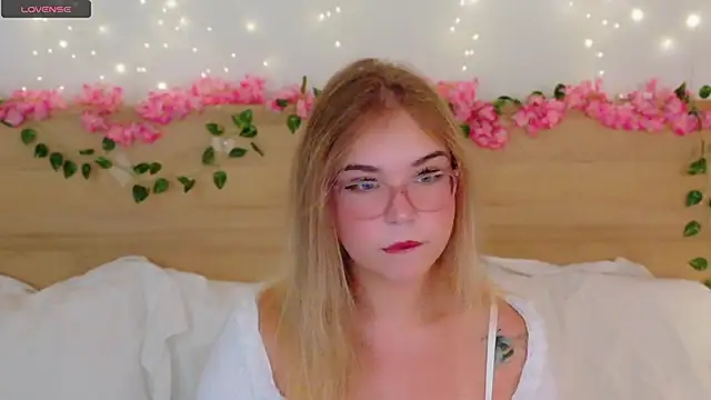 Lilith Bonheur online show from 4, 12, 2025