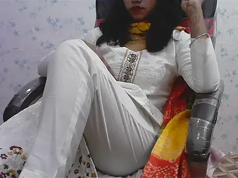 short girl  online show from 5, 4, 2026