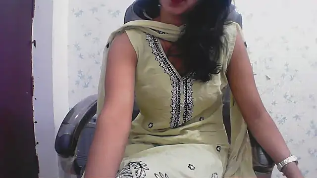 short girl  online show from 18, 4, 2026