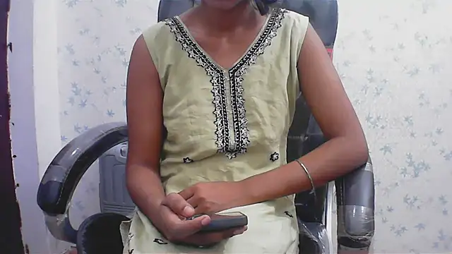 short girl  online show from 18, 4, 2026