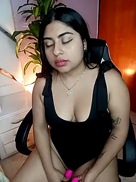 TifanieJones online show from 18, 9, 2025