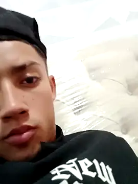 Snapshot of polylove18 chatting on 28, 11, 2025 polylove18 online show from 28, 11, 2025