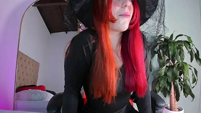 Hayley  Roberts online show from 30, 10, 2025