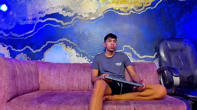 Juicy Creww online show from 10, 11, 2025