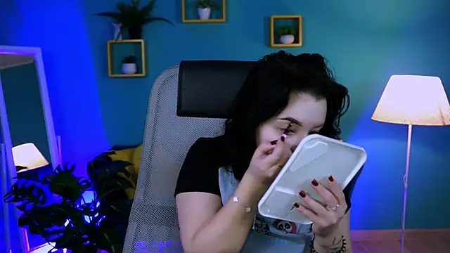 Snapshot of leslierowe_ chatting on 4, 11, 2025 leslierowe online show from 4, 11, 2025