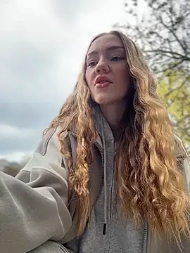 MilaMoone online show from 5, 4, 2026