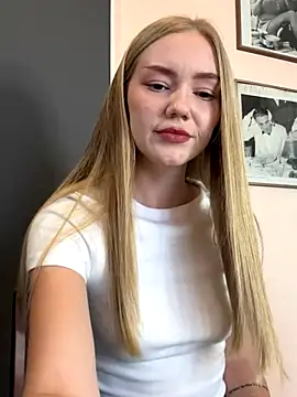 Snapshot of MilaMoone chatting on 30, 9, 2025 MilaMoone online show from 30, 9, 2025