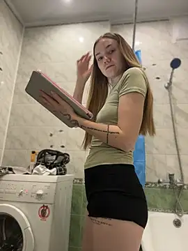 MilaMoone online show from 13, 4, 2026