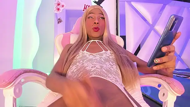 Snapshot of Mara_royal chatting on 11, 11, 2025 Mara royal online show from 11, 11, 2025