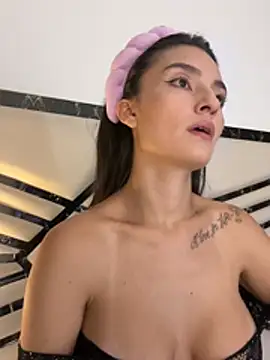 MiaKane99 online show from 2, 4, 2026